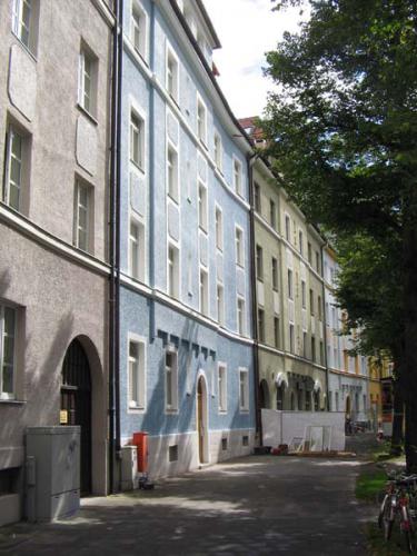 Straubinger Str. 7 Strassenfasade schraeg