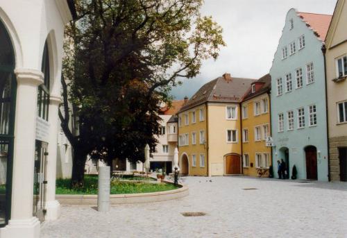 Kaiser-Max-Str. 18 RG AnsichtmitPlatz