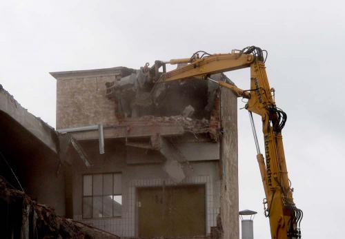 Teilabbruch der ehemaligen Fabrik 2008 -  Querbau Aufzug