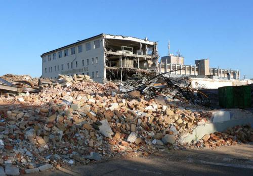 Teilabbruch der ehemaligen Fabrik 2008 -  Querbau Schutthaufen