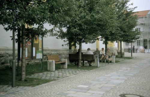 Kirchplatz nach Sanierung Baeume und Baenke