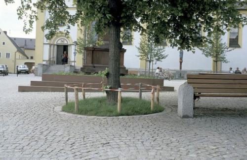 Kirchplatz nach Sanierung vor Kirche