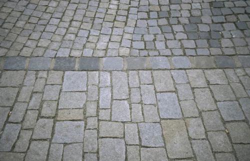 Platz vor Rathaus und Kirche - Strassenpflaster nach Sanierung