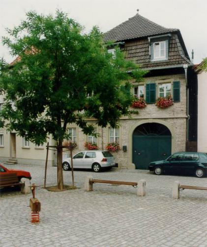 Gaenseplatz mit Baum